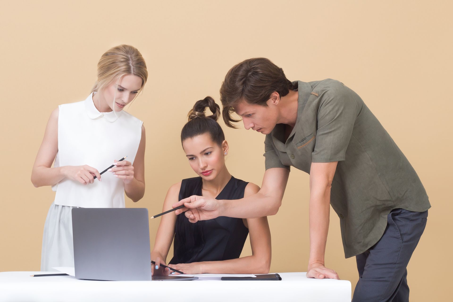 Professionisti che collaborano a un progetto attorno a un laptop